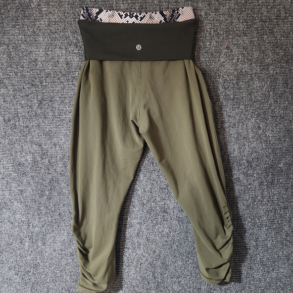 Lululemon Sunset Salutation Crop Fatigue Green Fold Over Waistband Size 4 - Picture 2 of 11